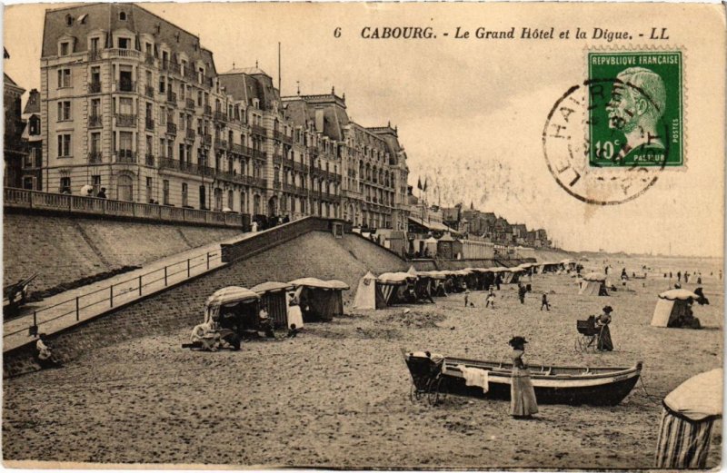 CPA Cabourg Le Grand Hotel et la Digue FRANCE (1286565)