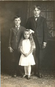 RPPC BIG BROTHERS AND LITTLE SISTER THREE SIBLINGS 1910s REAL PHOTO POSTCARD C1
