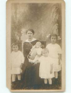 Chipped Pre-1917 rppc GIRL WITH BOWS IN HAIR WITH MOM & SIBLINGS o2363
