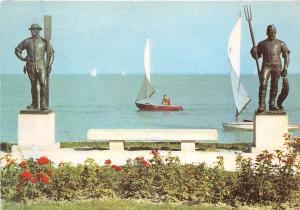 B28618 Balatonfured Ferryman and fisher statues    hungary