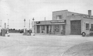 Automobiles Gas Station Reed's Corner Station Moberly Missouri Postcard 20-13501