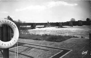 BR20810 Poses le barrage sur la seine France