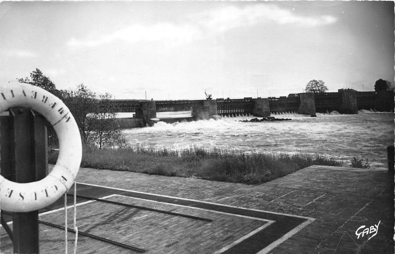 BR20810 Poses le barrage sur la seine France