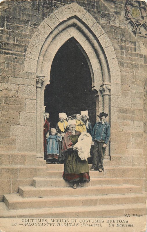 French folk types costumes Bretons Plougastel-Daouals (Finistere) postcard