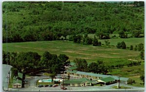 Postcard - New Englander Motor Inn - Bennington, Vermont