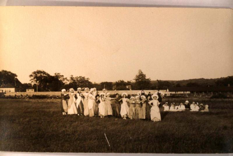 pre-1918 rppc fashion FIFTEEN WOMEN ALL IN HATS IN A LINE - Great Postcard y0908