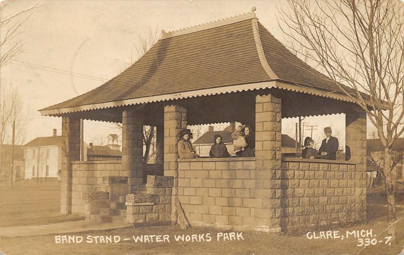 Clare MI~SHARP CLOSEUP!~Family of 6 Enjoys Bandstand~Water Works Park~RPPC 1911 