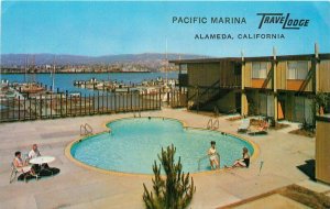 Alameda California Pacific Marina Travelodge Pool 1950s Postcard 10877