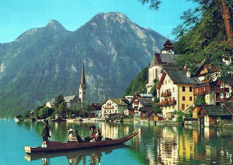 VINTAGE CONTINENTAL SIZE POSTCARD GONDOLA ON THE LAKE AUSTRIA