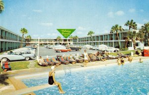 Daytona Beach, FL HOLIDAY SHORES MOTEL Pool Roadside 1950s Cars Vintage Postcard