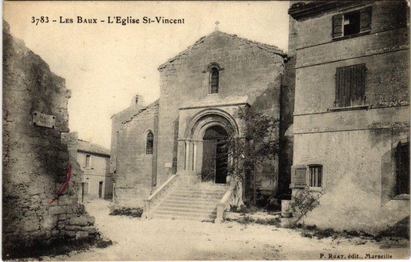 CPA LES BAUX L'Eglise Saint-Vincent (1259792)