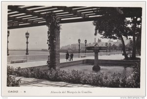 RP: CADIZ , Spain , Alameda del Marques de Comillas , 10-20s