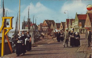 P1302 vintage nice view unused postcard volendam netherlands people & stores etc