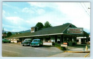 GATLINBURG, Tennessee TN ~ Roadside PARKWAY RESTAURANT 1950s Cars  Postcard