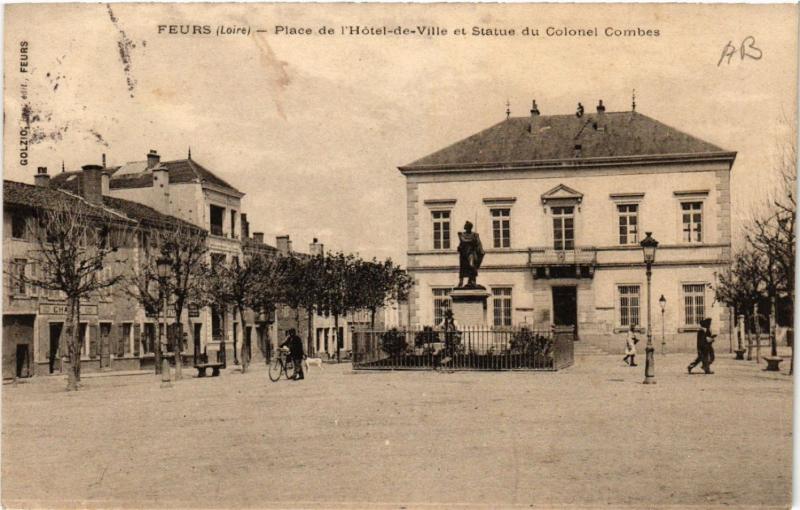 CPA FEURS - Place de l'Hotel-de-Ville et Statue du Colonel .. (510107)