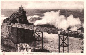 VINTAGE POSTCARD BIARRITZ FRANCE OCEANSIDE WALWAY & BREAKING WAVES 1920s