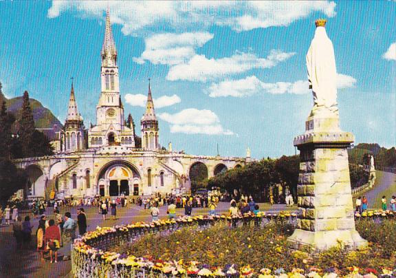 France Lourdes La Vierge couronnee et la Basilique