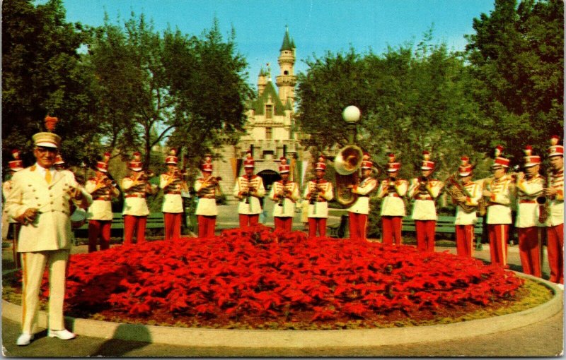 CA, California  DISNEYLAND AMUSEMENT PARK  Band Concert In Town Square  Postcard 