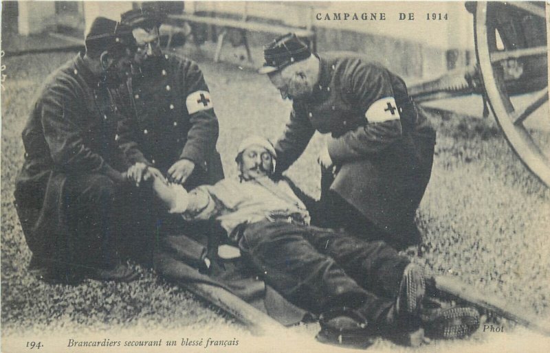 World War 1914 Campaign Stretcher-bearers rescuing a French wounded soldier ww1