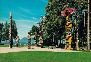 Canada Totem Poles Stanley Park Vancouver Vintage Postcard BS.06