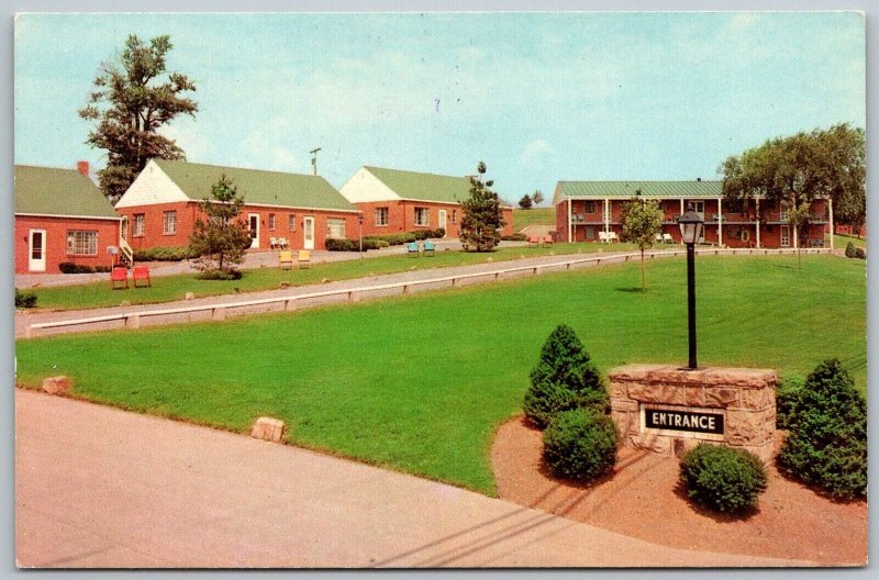 Uniontown Pennsylvania 1960s Postcard Uniontown Motel & Howard Johnson's