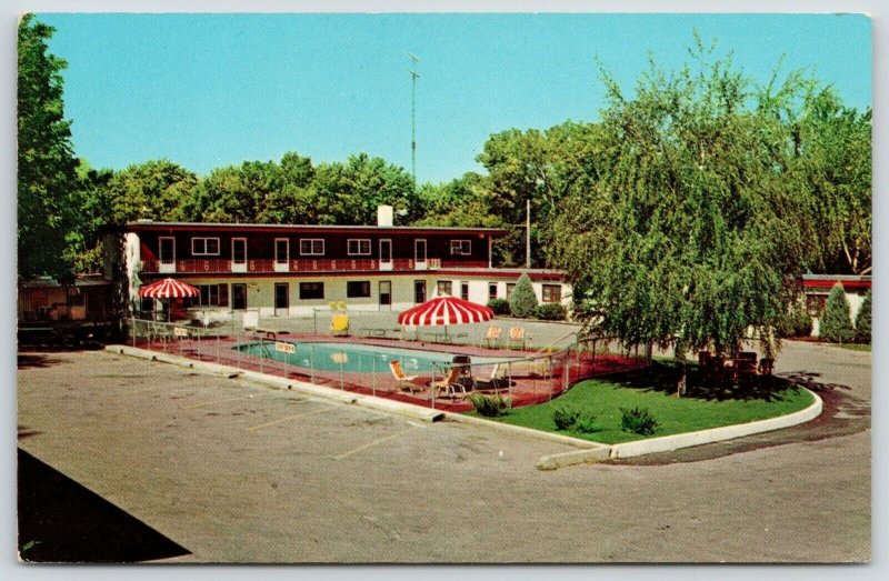 Sioux Falls SD~Lindendale Motel~Map~Willow Tree~Umbrellas @ Pool~Postcard 1961 