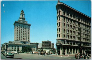 VINTAGE POSTCARD 1950s BROADWAY STREET SCENE AT OAKLAND CALIFORNIA [pinhole]