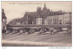 METZ , France , 00-10s ; La Digue de la Pucelle et la Cathedrale