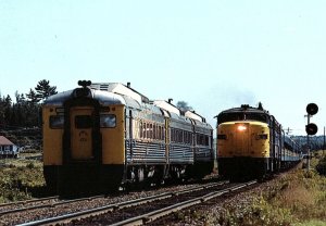 VINTAGE VIA TRAIN 602 OCEAN TRAIN PASSING BY NOVA SCOTIA CHROME POSTCARD P469