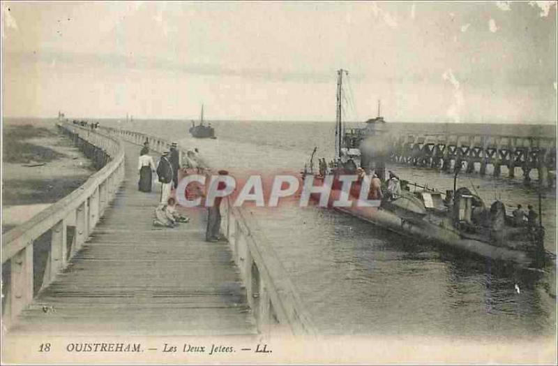 CPA Ouistreham Les Deux Jetées Bateau