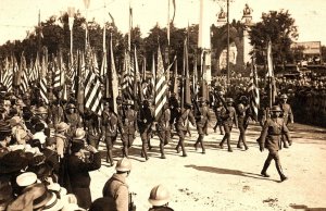 1919 U.S. ARMY TROOPS MARCHING VICTORY DAY FRANCE PARADE RPPC POSTCARD P167