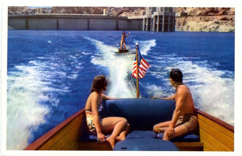 NV - Lake Mead. Water Skiing