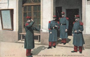 Infanterie Sortie d'un permissionnaire Postcard