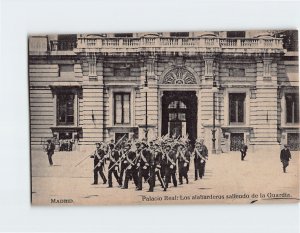 Postcard Los alabarderos saliendo de la Guardia Palacio Real Madrid Spain