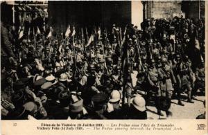 CPA MILITAIRE Fétes de la Victoire-Les Poilus sous l'Arc de Triomphe (316053)