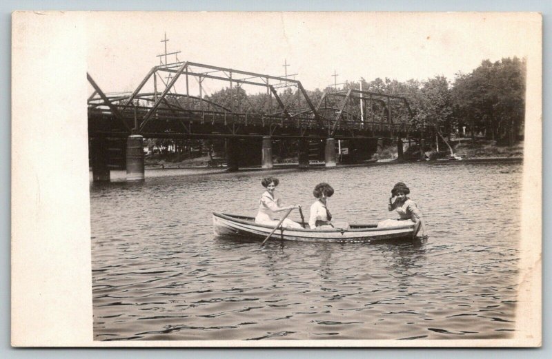 Waterloo IowaWe Three Girls on Boat by BridgesBIG Hairc1910 RPPC