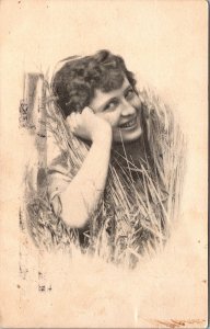 VINTAGE POSTCARD PRETTY SMILING WOMAN IN THE FIELD MAILED CARTHAGE MISSOURI 1910