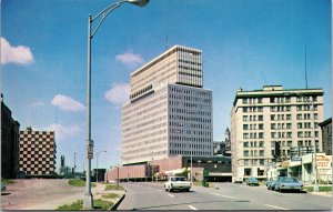 VINTAGE POSTCARD 1970s MIDTOWN OFFICE BUILDING & SHOPPING MALL AT ROCHESTER N.Y.