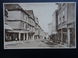 Devon TOTNES Butterwalk shows WALTER & PHILLIPS LION BREWERY - Old Postcard