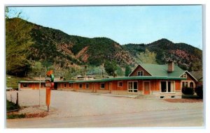 GLENWOOD SPRINGS, CO ~ Roadside CARAVAN MOTEL  c1950s Garfield County Postcard