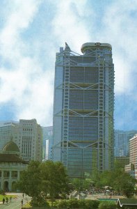 CONTINENTAL SIZE POSTCARD THE NEW HONG KONG BANK BUILDING AND STREET SCENE