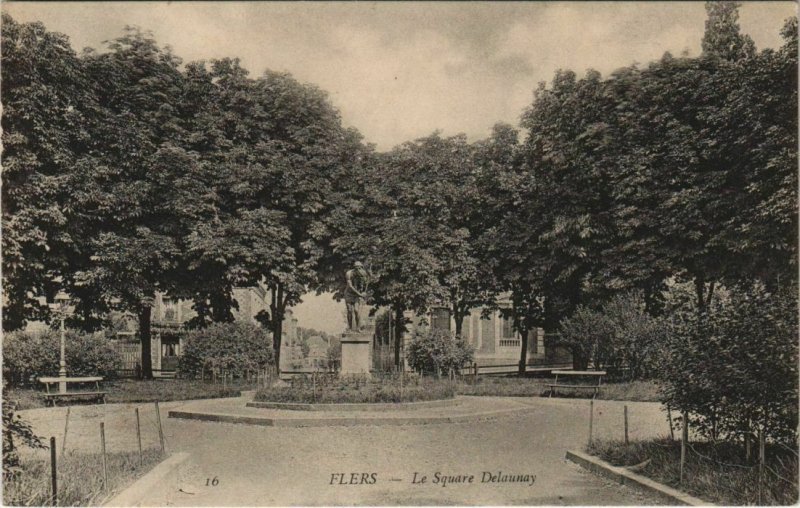 CPA Flers Le Square Delaunay FRANCE (1053932)