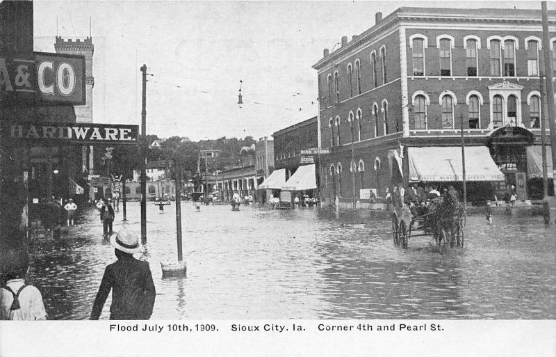 H43/ Sioux City Iowa Postcard c1909 Flood Disaster 4th and Pearl Wagon