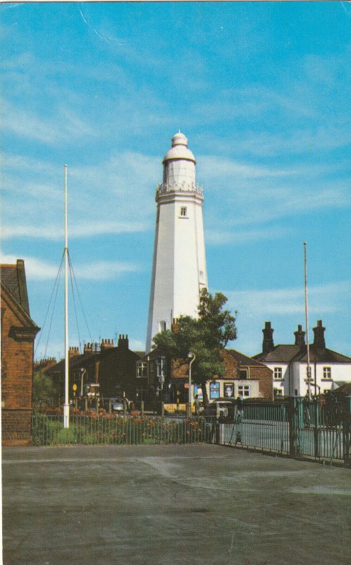 WITHERNSEA, THE LIGHTHOUSE, Yorkshire - Vintage POSTCARD