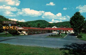 Munising, Michigan - Stay at tastefully decorated Scotty's Motel - c1950