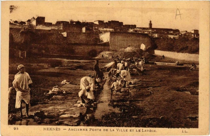 CPA AK MEKNES Ancienne Porte de la Ville et la Lavoir MAROC (689393)