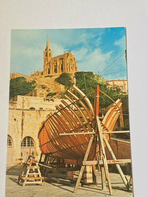 UNUSED VINTAGE POSTCARD - LUZZU BOAT UNDER CONSTRUCTION MGARR GOZO MALTA (KK180) 