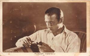 B8670  rudolph valentino   movie star
