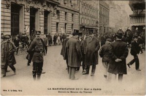 CPA PARIS Manif du 1er Mai 1906 Devant la Bourse d Travail (971872)