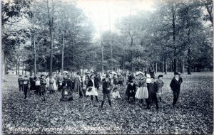 Postcard IN Indianapolis - Picnicing (sp) at Fairview Park